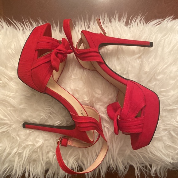 Stylish & sexy red heels! - Picture 4 of 5